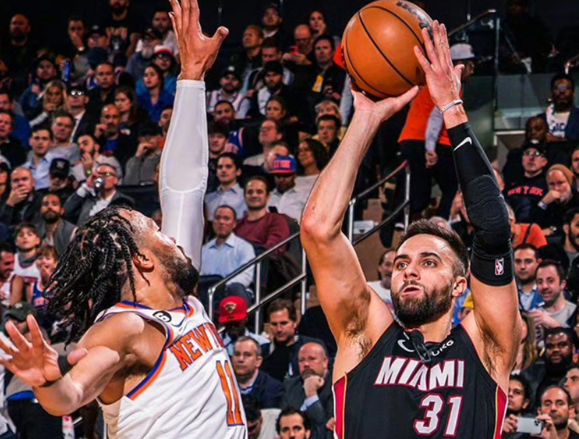  巴特勒关键球热火险胜尼克斯  