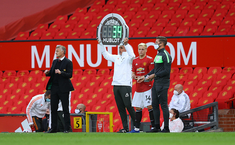  曼城中场核心传射建功主导曼市德比胜利